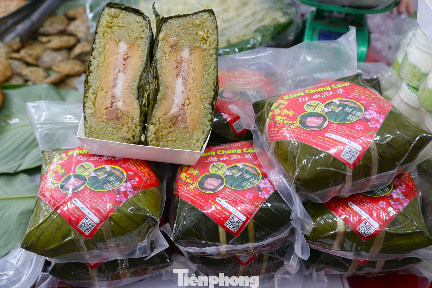 Xôi cốm, bánh chưng cốm Hà Nội, tré Bình Định, các sản phẩm sen quê Bác... có mặt tại hội chợ.