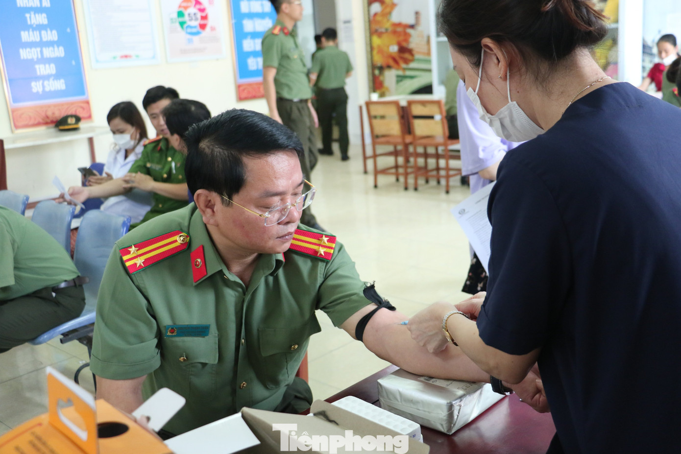 Trung tá Nguyễn Thanh Tuấn, Phó trưởng phòng Tổ chức cán bộ, Công an Nghệ An tham gia hiến máu.