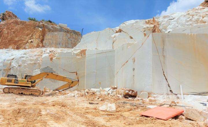 Khối lượng đá khai thác trái phép