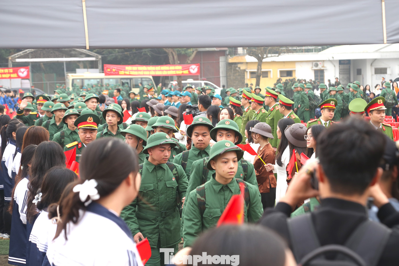 Tiễn các chiến sĩ lên xe đến đơn vị, người thân xúc động, bùi ngùi.