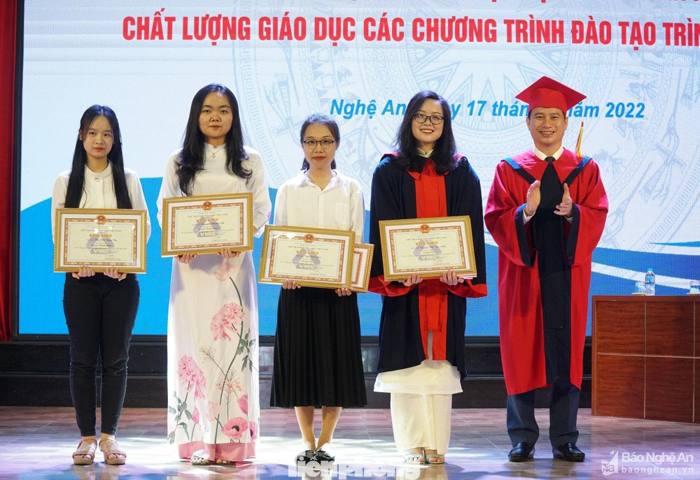 Trao Bằng khen cho các sinh viên đạt giải trong kỳ thi Olympic sinh viên toàn quốc