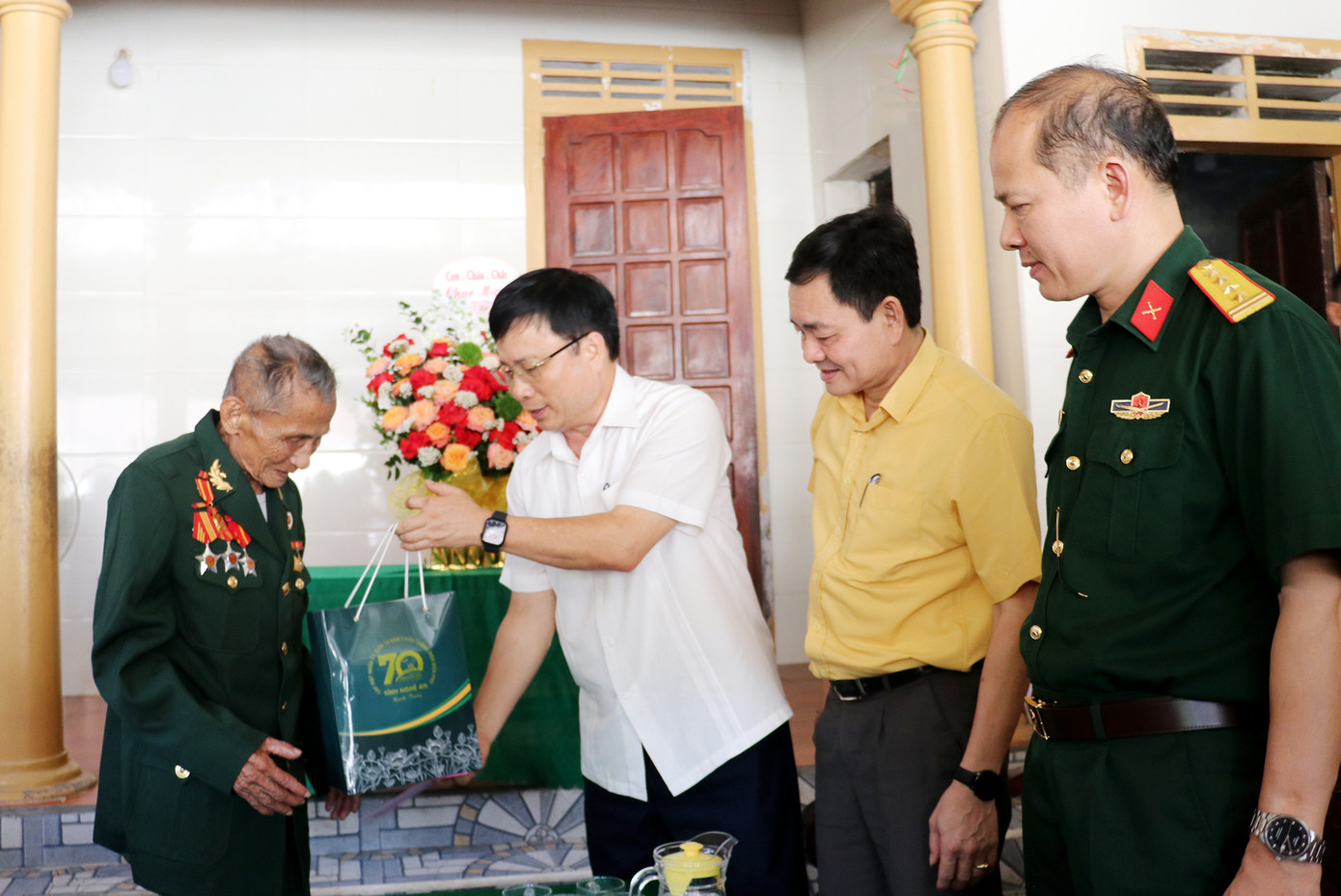 Thăm, tặng quà tri ân chiến sĩ Điện Biên Phạm Đình Dinh. Thăm, tặng quà tri ân chiến sĩ Điện Biên Phạm Đình Dinh.