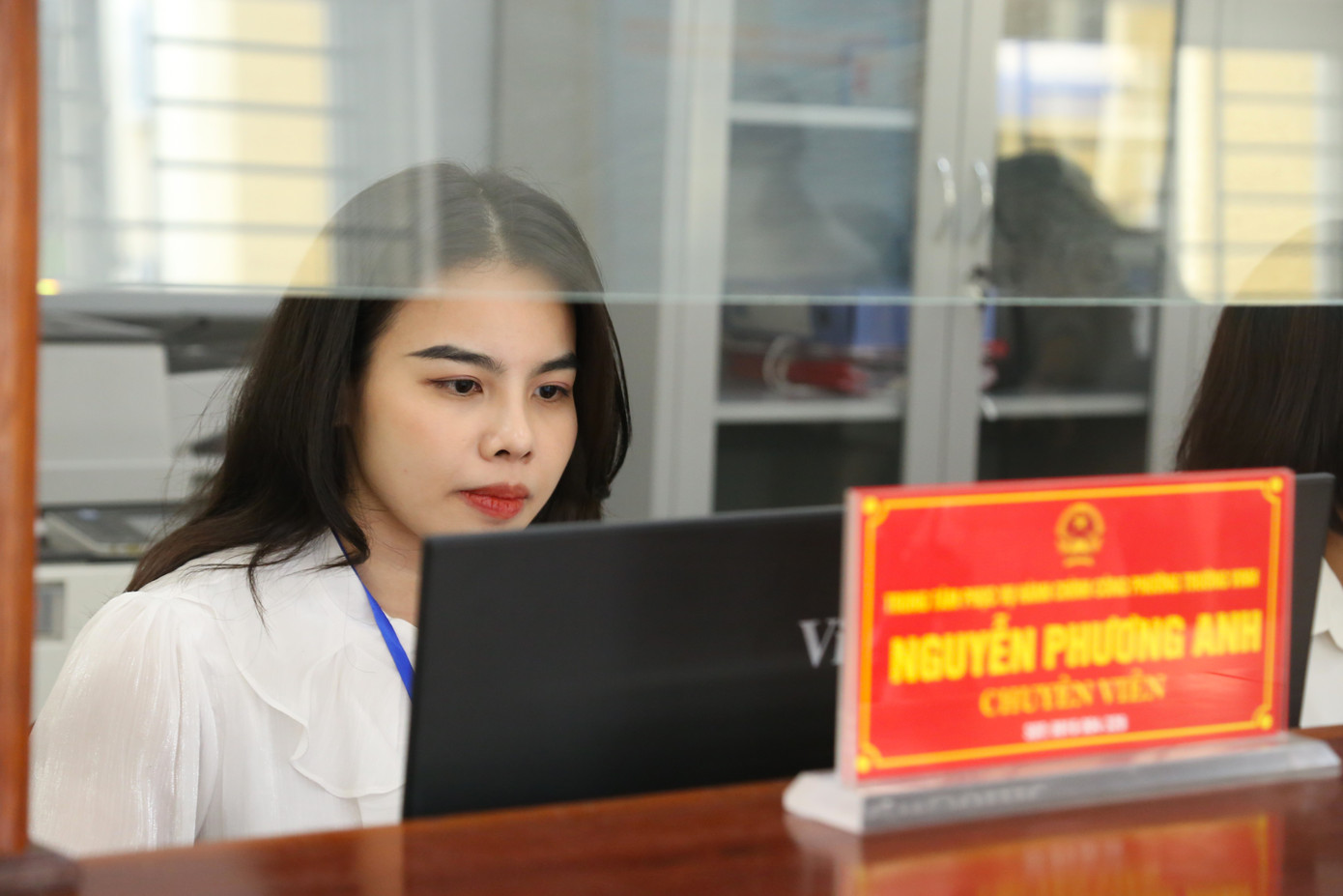 Ông Dương Ngọc Linh - chuyên viên tại Trung tâm phục vụ hành chính công phường Trường Vinh cho biết, để vận hành phường mới, phường đã chuẩn bị tốt công tác chuyên môn từ khảo sát địa điểm, huy động trang thiết bị máy móc của các đơn vị về để trang bị ưu tiên cho trung tâm phục vụ hành chính công. Về đội ngũ nhân lực, phường cũng đã tuyển chọn những cán bộ có năng lực, tinh thần trách nhiệm cao.