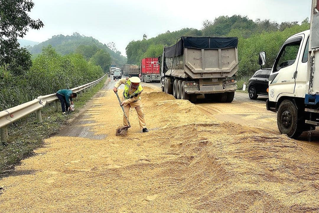 Cảnh sát giao thông kịp thời khắc phục sự cố.