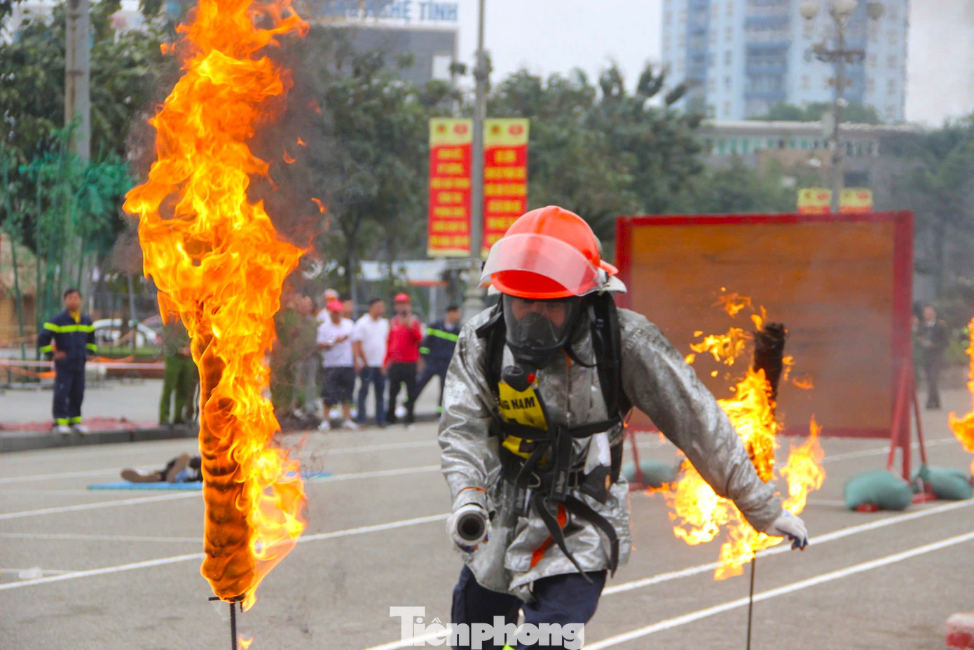 Bộ thiết bị phòng độc cách ly giúp chiến sỹ vượt qua môi trường có khói, khí độc để thực hiện nhiệm vụ…
