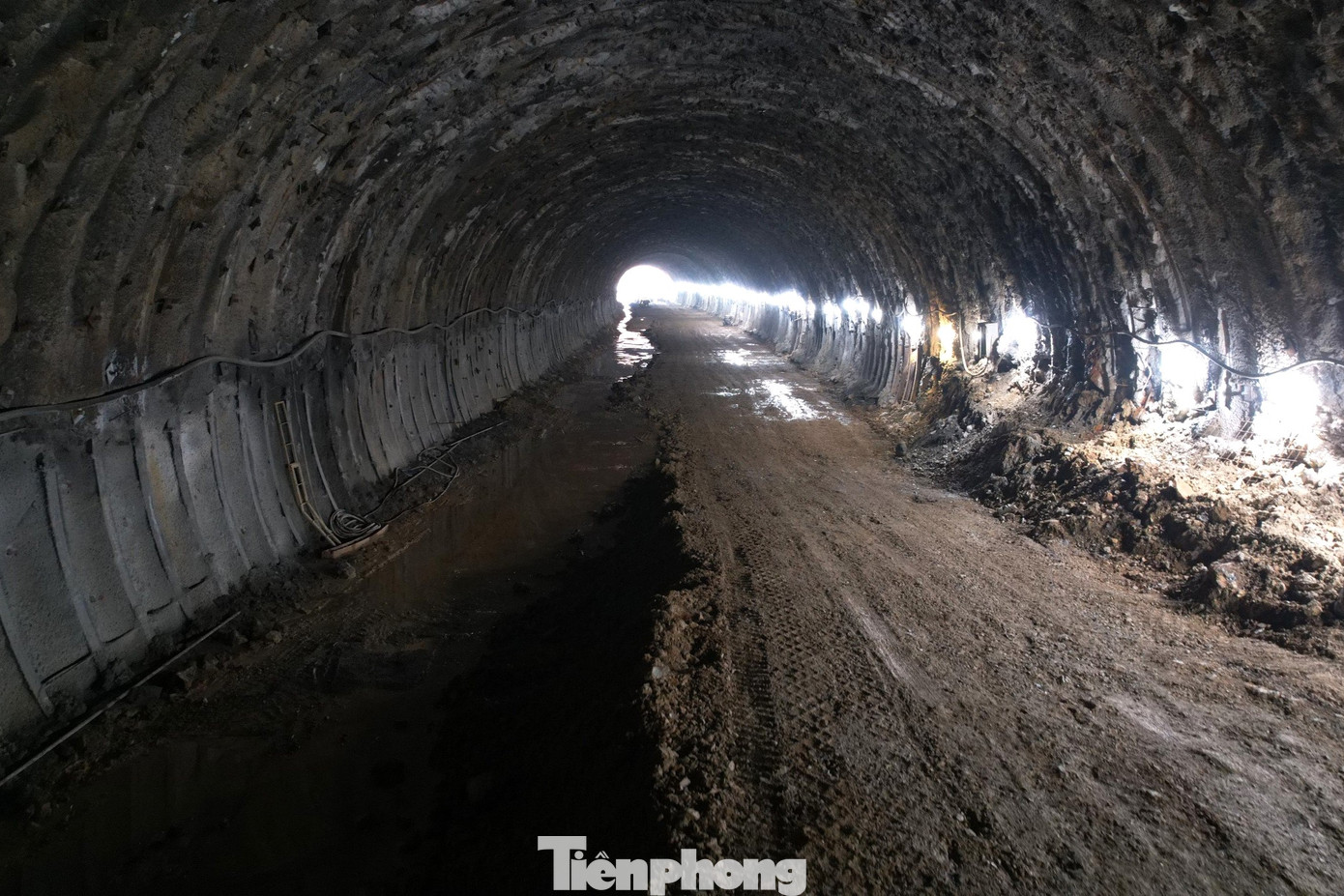 Sau hơn 15 tháng triển khai thi công, chiều 14/10, Liên danh nhà đầu tư Hòa Hiệp – CIENCO4 – Trường Sơn – Núi Hồng – Vina2 và Công ty cổ phần đầu tư Phúc Thành Hưng tổ chức thông hầm Thần Vũ, đánh dấu mốc quan trọng của hạng mục đường găng tiến độ, phấn đấu tiến tới đưa toàn bộ dự án hoàn thành theo đúng hợp đồng đã ký với Bộ GTVT.