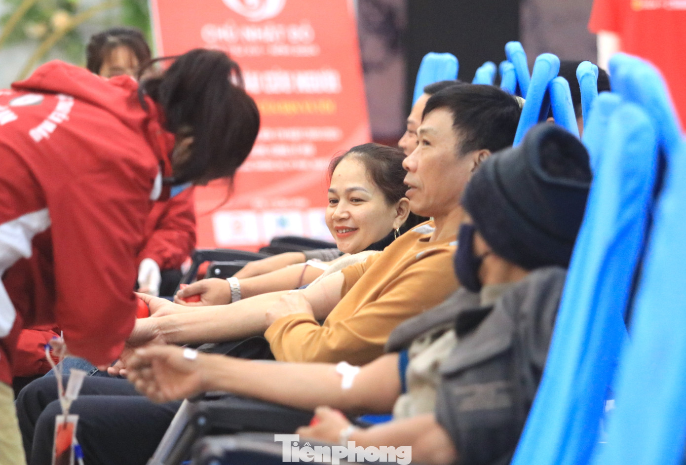 Chủ Nhật Đỏ tại Nghệ An thu hút đông đảo người dân, cán bộ công chức, đoàn viên thanh niên tham gia hiến máu tình nguyện.