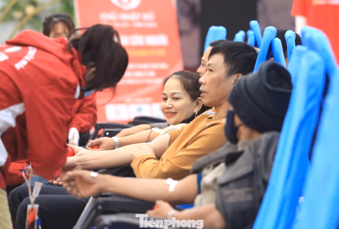 Chủ Nhật Đỏ tại Nghệ An thu hút đông đảo người dân, cán bộ công chức, đoàn viên thanh niên tham gia hiến máu tình nguyện.
