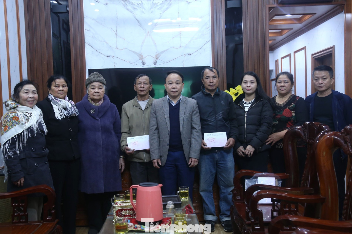 Đại diện Công ty cổ phần vận tải đường sắt Hà Nội, Báo Tiền Phong trao quà Tết cho thân nhân liệt sỹ Nguyễn Thị Tuyết và liệt sỹ Trần Thị Minh Đại diện Công ty cổ phần vận tải đường sắt Hà Nội, Báo Tiền Phong trao quà Tết cho thân nhân liệt sỹ Nguyễn Thị Tuyết và liệt sỹ Trần Thị Minh