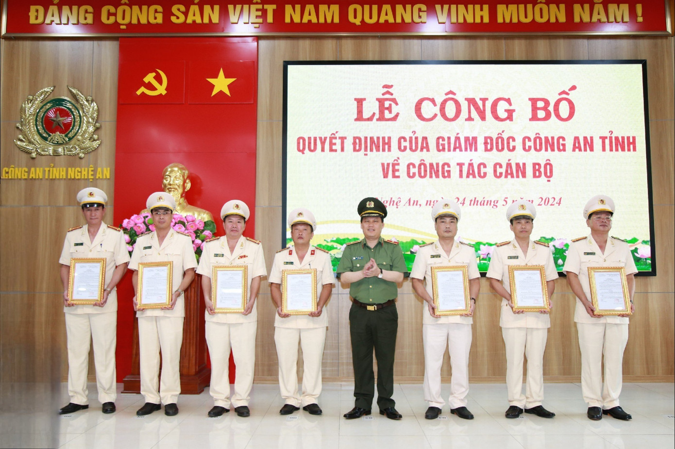 Thiếu tướng Bùi Quang Thanh - Giám đốc Công an tỉnh Nghệ An, trao quyết định cho các đồng chí được luân chuyển, điều động. Thiếu tướng Bùi Quang Thanh - Giám đốc Công an tỉnh Nghệ An, trao quyết định cho các đồng chí được luân chuyển, điều động.