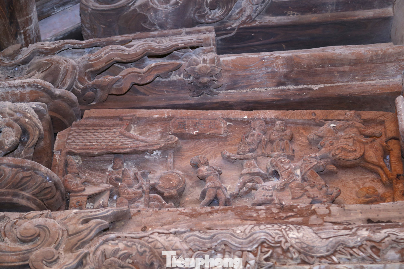 Các vì nách được chạm khắc theo lối bong kênh kết hợp với chạm lộng. Đề tài ở đây, ngoài rồng, phượng còn xuất hiện nhiều hoạt cảnh thể hiện đời sống hết sức bình dị của người dân như bắt cá, đi cày, thổi cơm,....lễ hội, hoặc điển tích dân gian.