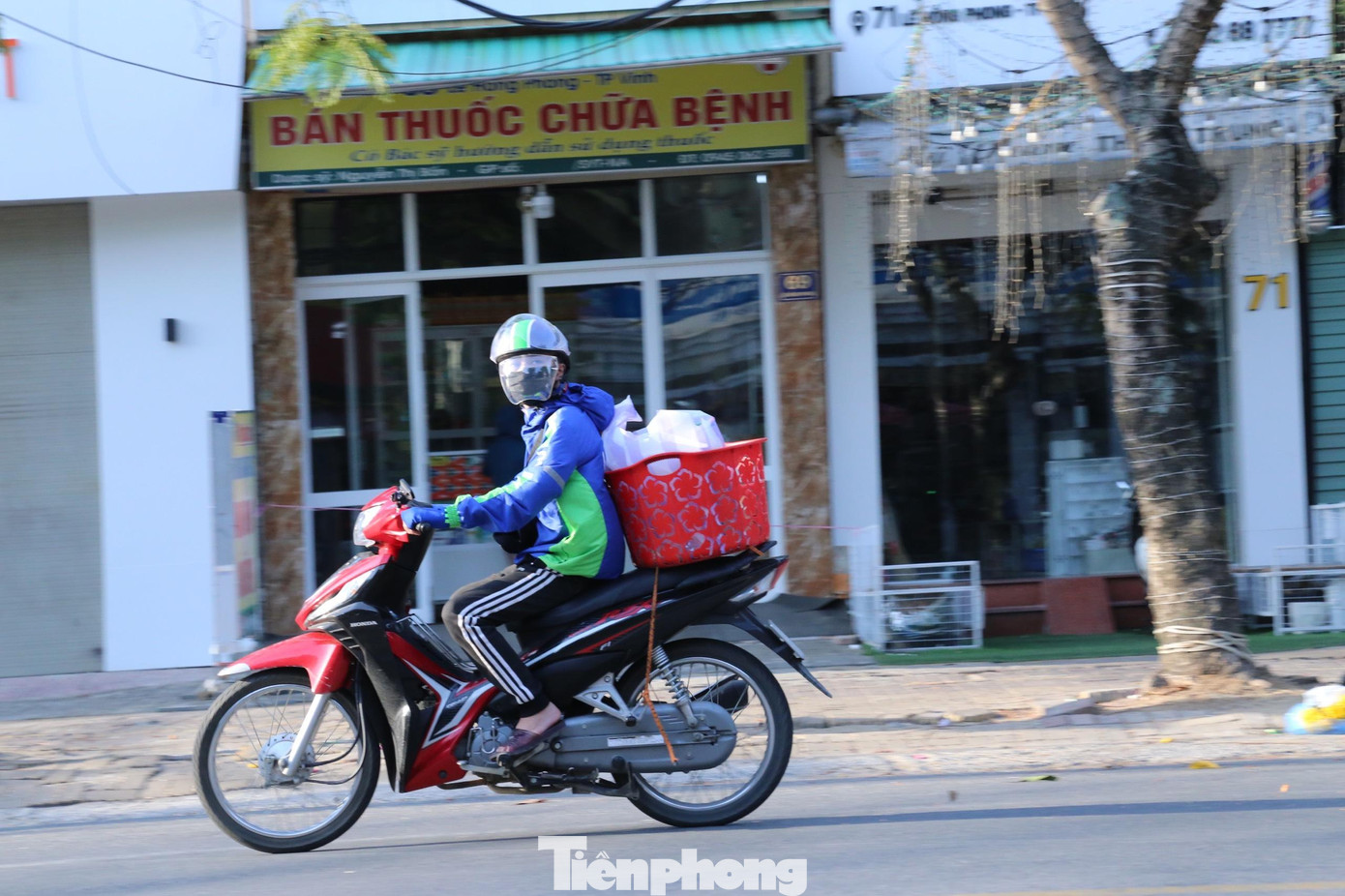 Các shipper làm việc hết công suất, từ lúc nhận đơn, đi lấy hàng rồi chuyển tới khách ở nhiều địa chỉ khác nhau, hầu như không có phút giây nghỉ ngơi.