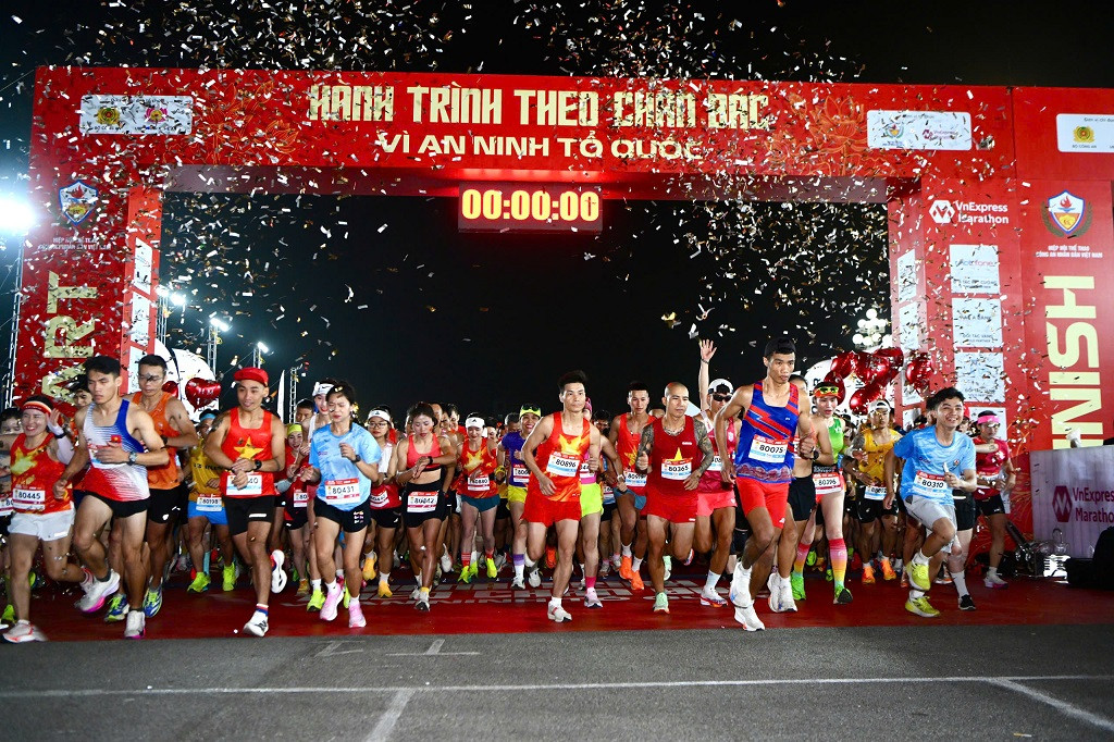 Vận động viên tham gia giải chạy "Hành trình theo chân Bác - Vì an ninh Tổ quốc" tại Nghệ An