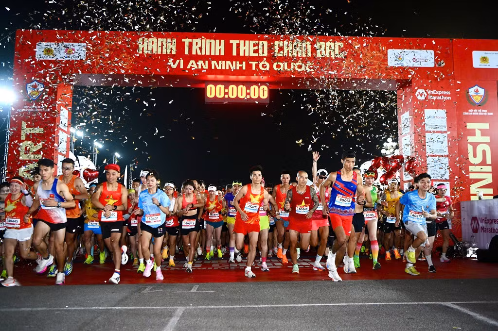 Vận động viên tham gia giải chạy "Hành trình theo chân Bác - Vì an ninh Tổ quốc" tại Nghệ An