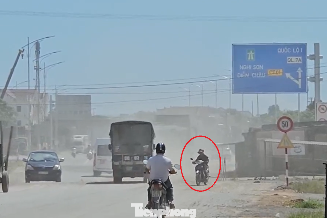 Tại nút giao với cao tốc Bắc - Nam, nhiều phương tiện khó khăn tìm cách sang đường, tiềm ẩn nguy cơ tai nạn giao thông.