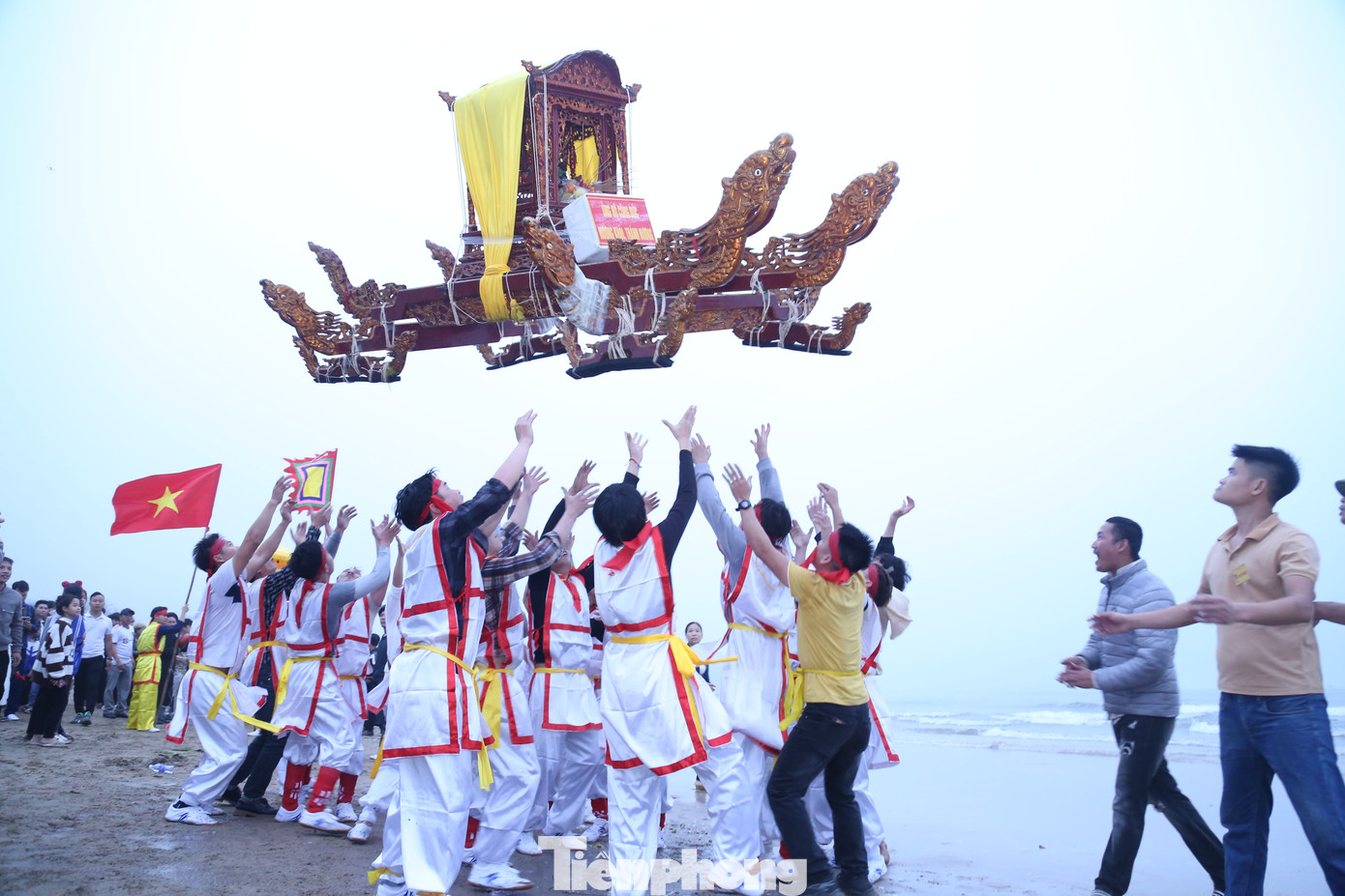 Cứ chạy một đoạn, đoàn rước lại tung kiệu lên cao. Mỗi lần chiếc kiệu được nhóm thanh niên tung lên không trung, người dân lại reo hò vui mừng.