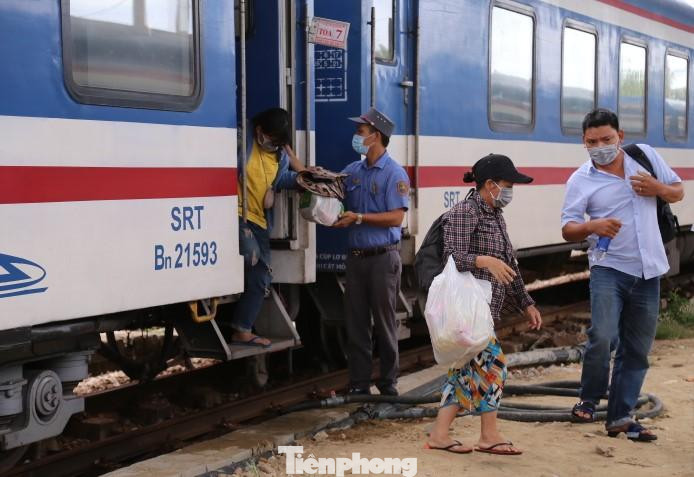 Đúng 13 giờ ngày 22/7, chuyến tàu SE8 chở 4 mẹ con về đến ga Vinh, Nghệ An