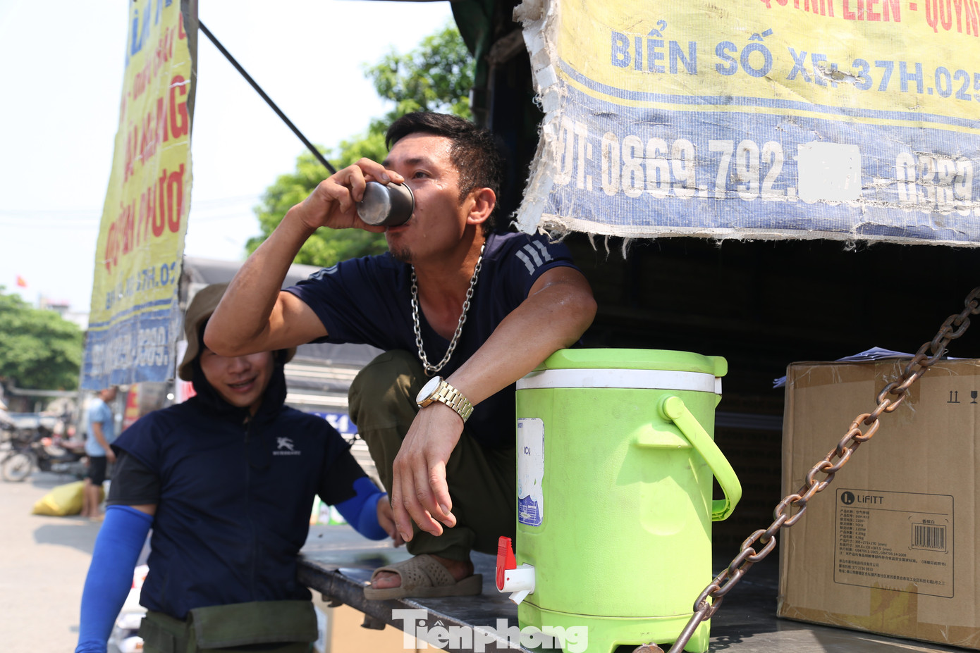 Người lao động phải gồng mình tìm mọi cách để chống chọi với thời tiết khắc nghiệt.