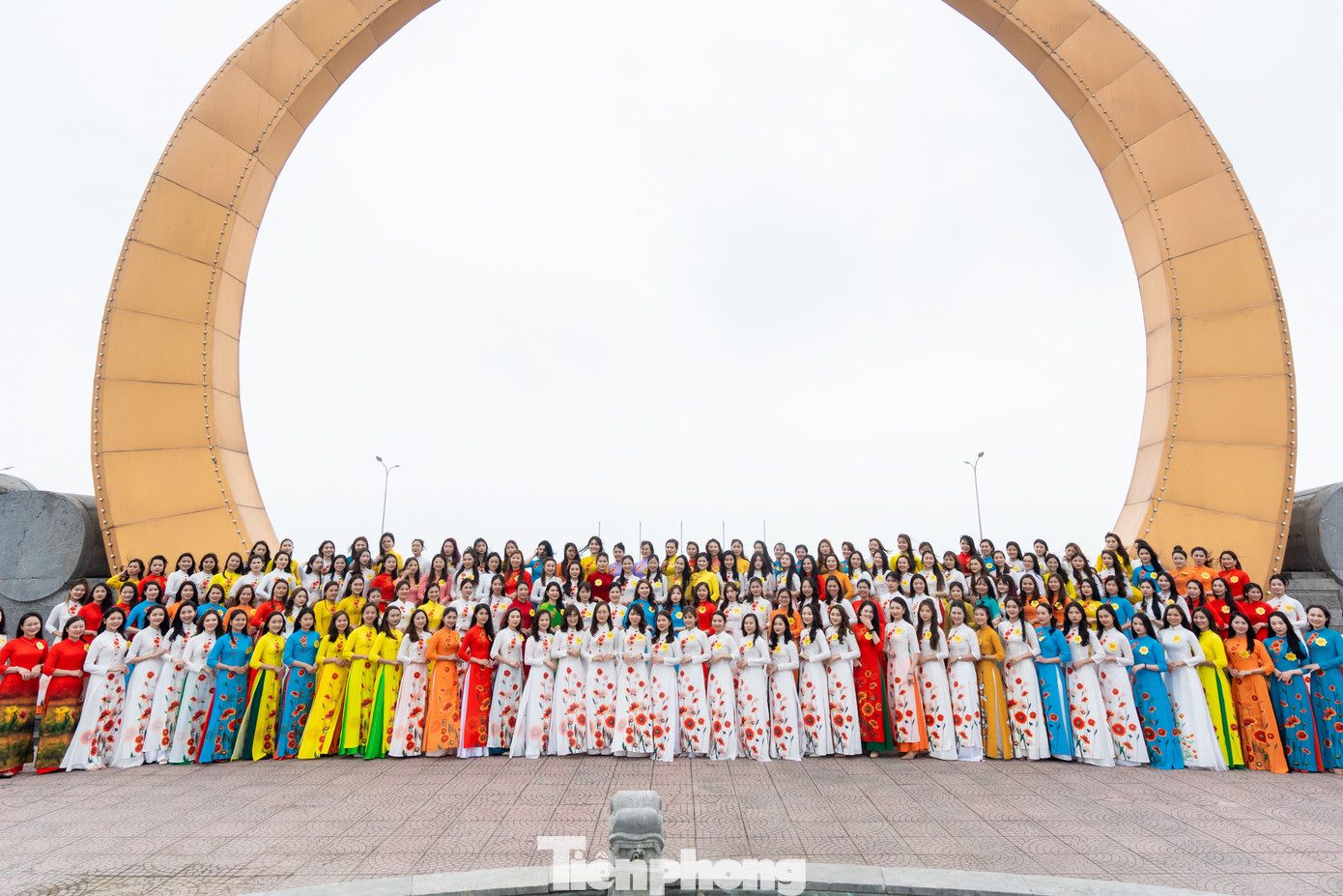 Lần đầu tiên tại thị xã du lịch biển Cửa Lò (Nghệ An), một lễ hội quy mô hoành tráng dành riêng cho phái đẹp, đó là Lễ hội áo dài hoa cúc biển Cửa Lò 2023. Lễ hội quy tụ hơn 400 thí sinh, độ tuổi từ 18 - 40 có hộ khẩu hoặc sinh sống, học tập, làm việc trên địa bàn tỉnh Nghệ An.