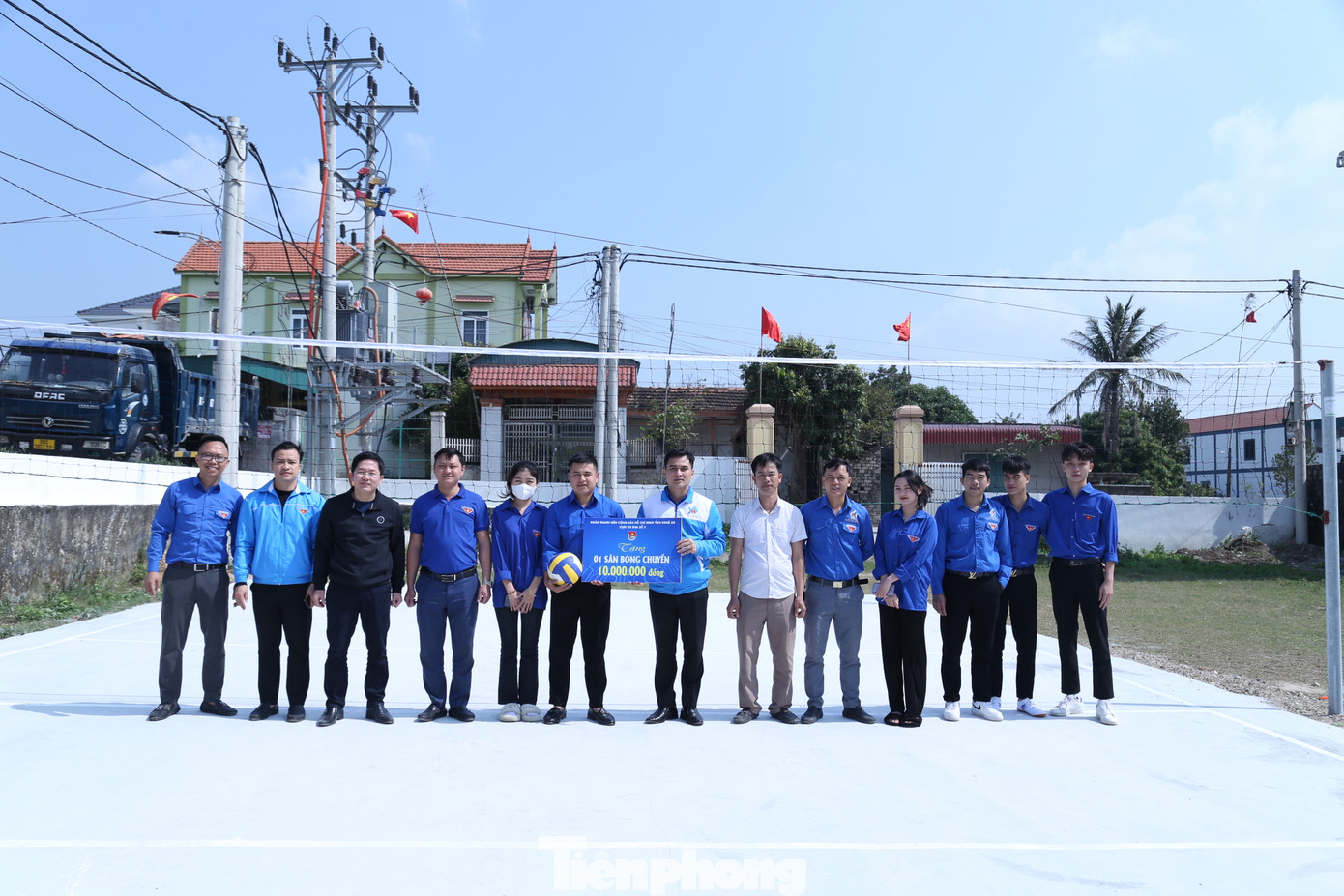 Sau lễ khởi động, tuổi trẻ toàn tỉnh đã ra quân làm sạch môi trường biển; Tham quan gian hàng thanh niên và nghe tư vấn hướng nghiệp tuyển sinh; Ngày hội hiến máu tình nguyện; Trao tặng sân bóng chuyền; Thăm tặng tủ thuốc, cờ Tổ quốc cho ngư dân ra khơi bám biển; Hỗ trợ người dân xã Quỳnh Bảng thực hiện quy trình cấp mã định danh, căn cước công dân và hộ chiếu. Trong ảnh: Trao sân bóng chiều ở xã Quỳnh Văn, huyện Quỳnh Lưu.