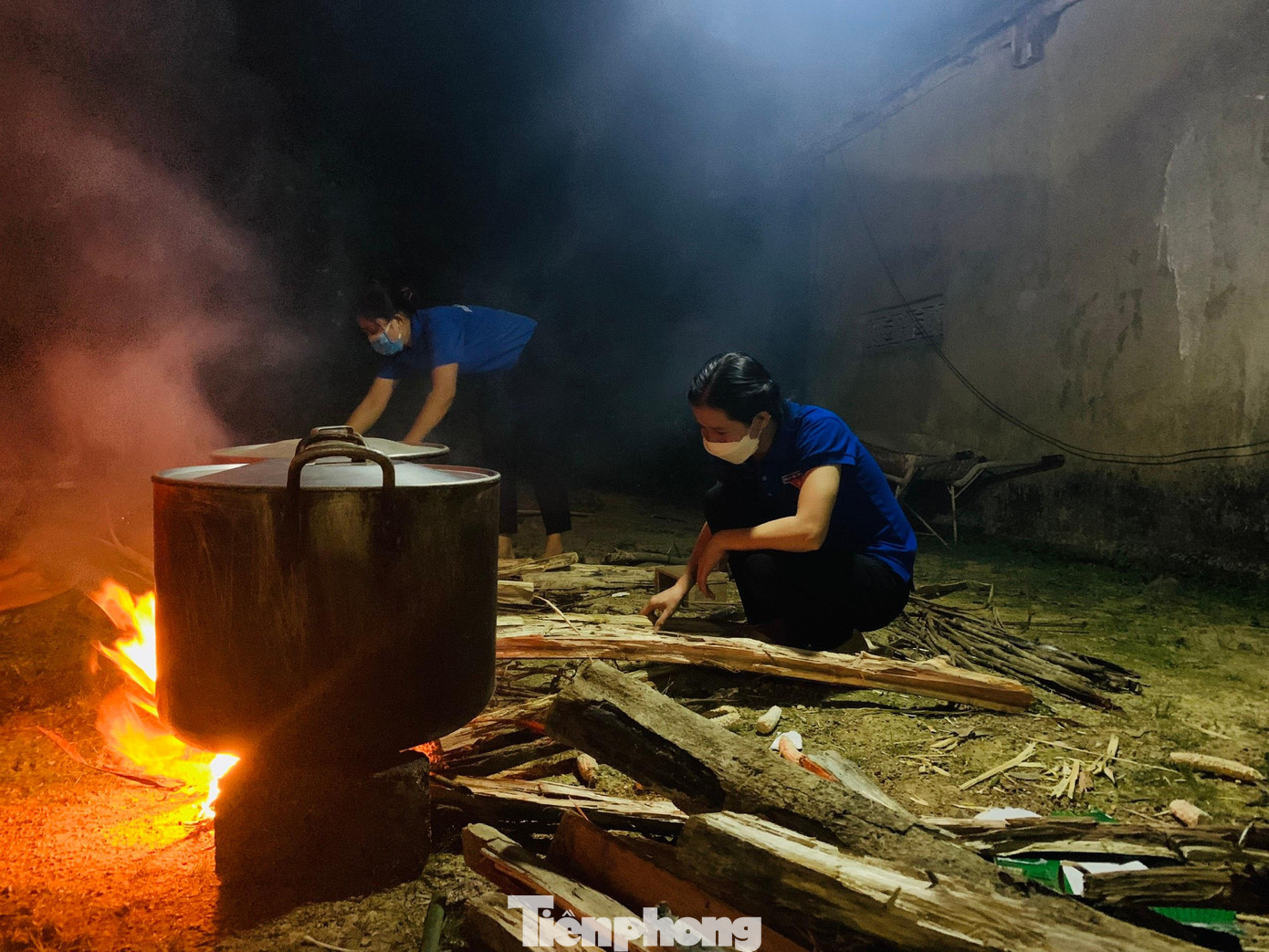 Các bạn trẻ thức xuyên đêm để nấu bánh