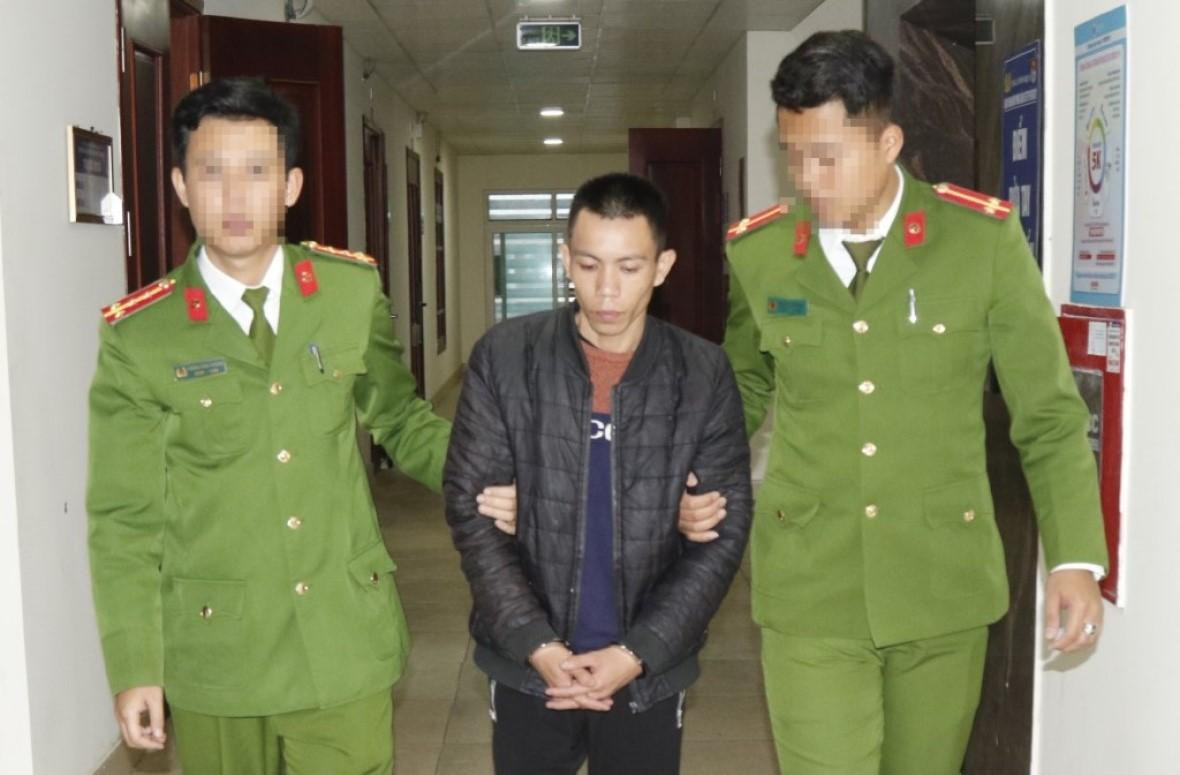 Cảnh sát điều tra tội phạm về ma túy dẫn giải đối tượng Quang Văn Toàn Cảnh sát điều tra tội phạm về ma túy dẫn giải đối tượng Quang Văn Toàn