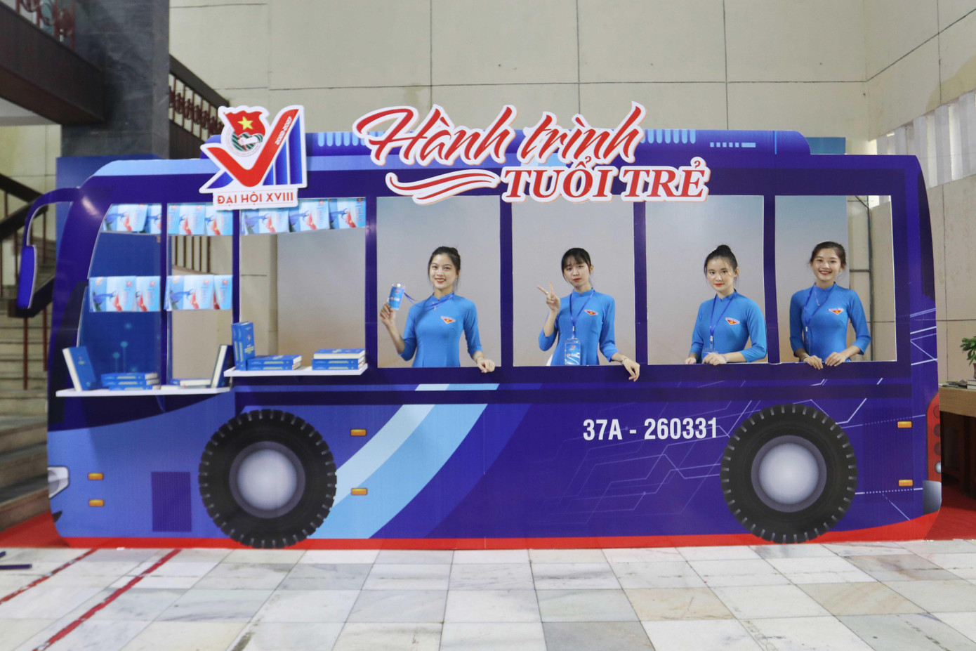 Ngọc Ánh chia sẻ tự hào khi khoác lên chiếc áo dài trong ngày hội lớn của tuổi trẻ xứ Nghệ.