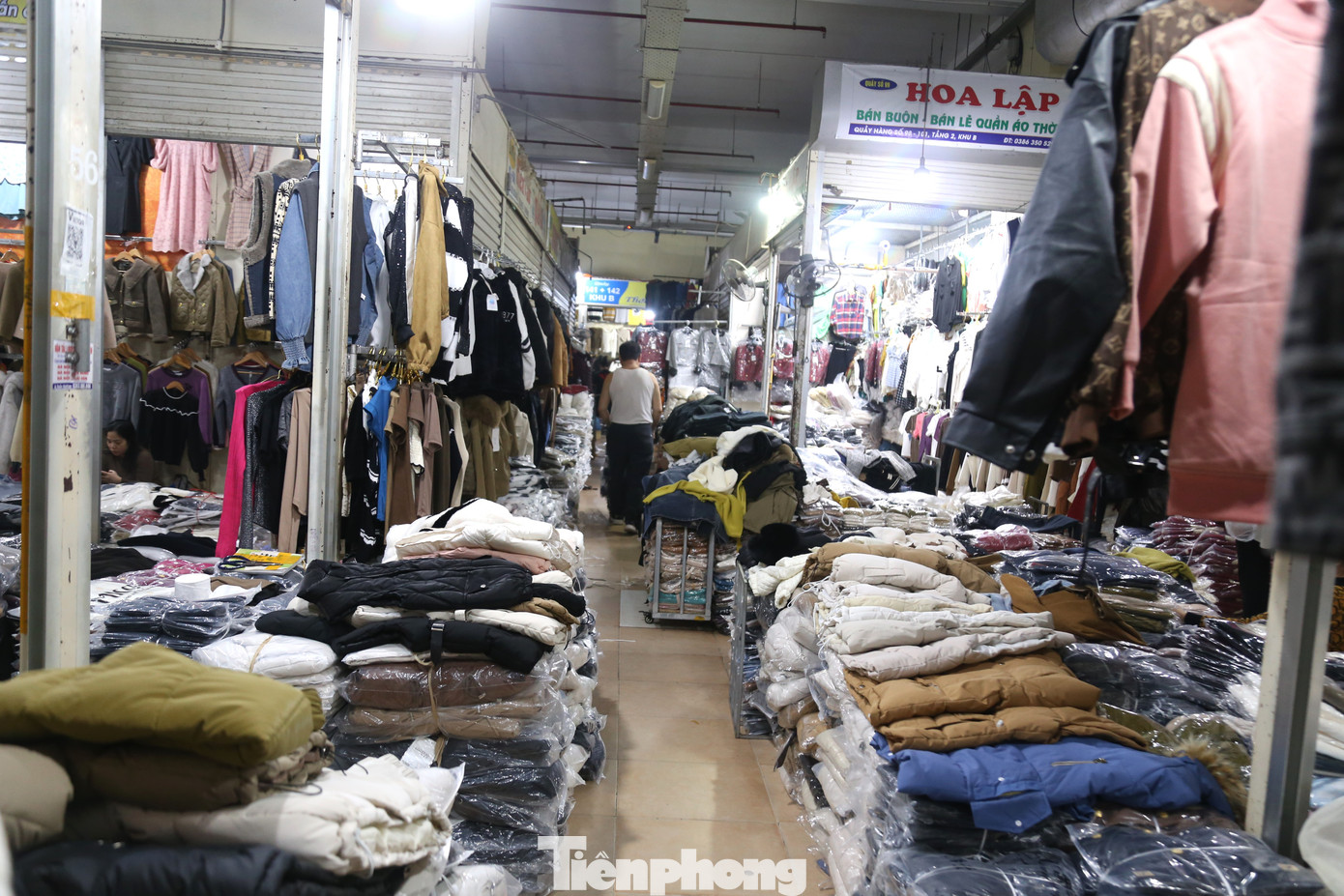 Tại các chợ Ga Vinh, chợ Quán Lau, chợ Hưng Dũng… cũng chịu cảnh hiu hắt, vắng khách, lượng khách hàng giảm sút từ 60-70% so với trước. Nhiều quầy treo bảng chuyển nhượng, cho thuê lại ốt, bán ốt. Những tiểu thương cố bám trụ với việc kinh doanh hàng ngày ra mở ốt bán nhưng không có người mua, có những ki-ốt cả ngày không bán được mặt hàng nào.