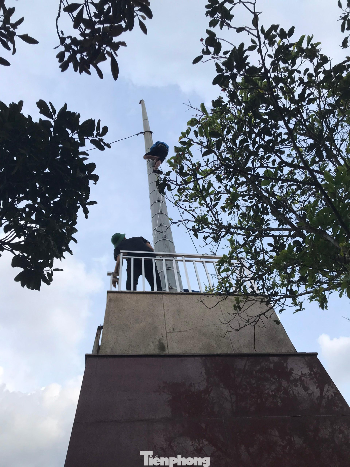 Hình ảnh đoàn viên thanh niên sửa chữa cột cờ Đảo Mắt Hình ảnh đoàn viên thanh niên sửa chữa cột cờ Đảo Mắt