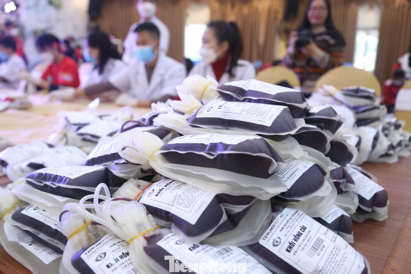 &quot;Trong ngày hôm nay (8/1), Ban tổ chức dự kiến thu về hơn 1.700 đơn vị máu&quot;, Chủ tịch Hội chữ thập đỏ Nghệ An Nguyễn Lương Hồng cho hay.