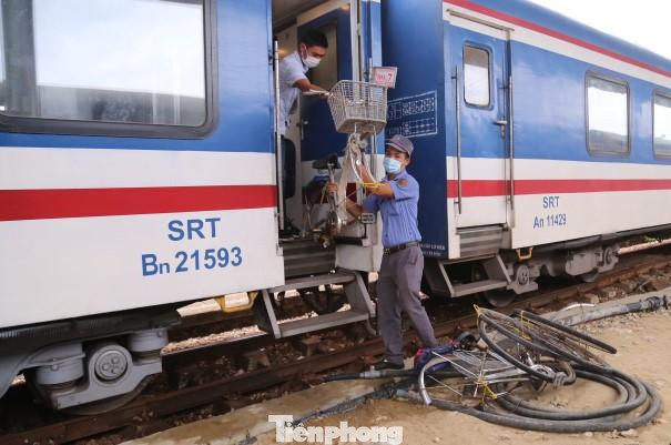 Bên cạnh hành lý mang theo còn có 2 chiếc xe đạp đã được tháo rời để đưa lên tàu vận chuyển về quê.