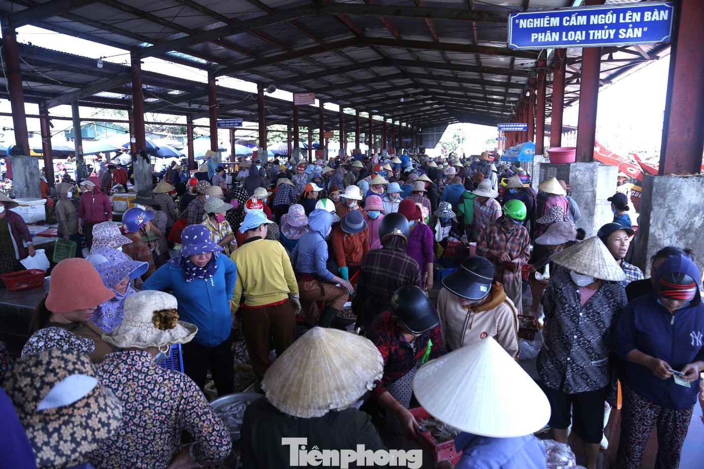 Vào thời điểm thuyền cập bến, chợ hải sản luôn nhộn nhịp, đông đúc.