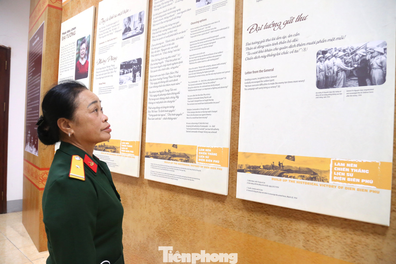 Cựu chiến binh Nguyễn Thị Minh (sinh năm 1959, trú ở phường Cửa Nam, TP. Vinh) chia sẻ: “Triển lãm tái hiện dấu mốc chiến thắng Điện Biên Phủ vàng son cũng như cuộc sống đời thường của Đại tướng Võ Nguyên Giáp qua những vần thơ chan chứa tình cảm kính yêu. Đọc những bài thơ về Đại tướng, lòng tôi thấy xúc động, nghẹn ngào”.