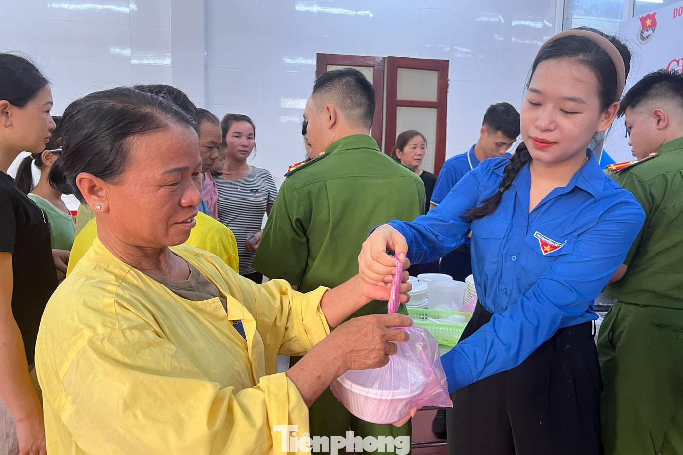 Hàng nghìn “Bát cháo yêu thương” và “Bữa cơm yêu thương” được trao cho các bệnh nhân nghèo đang điều trị tại các cơ sở y tế trên địa bàn tỉnh.