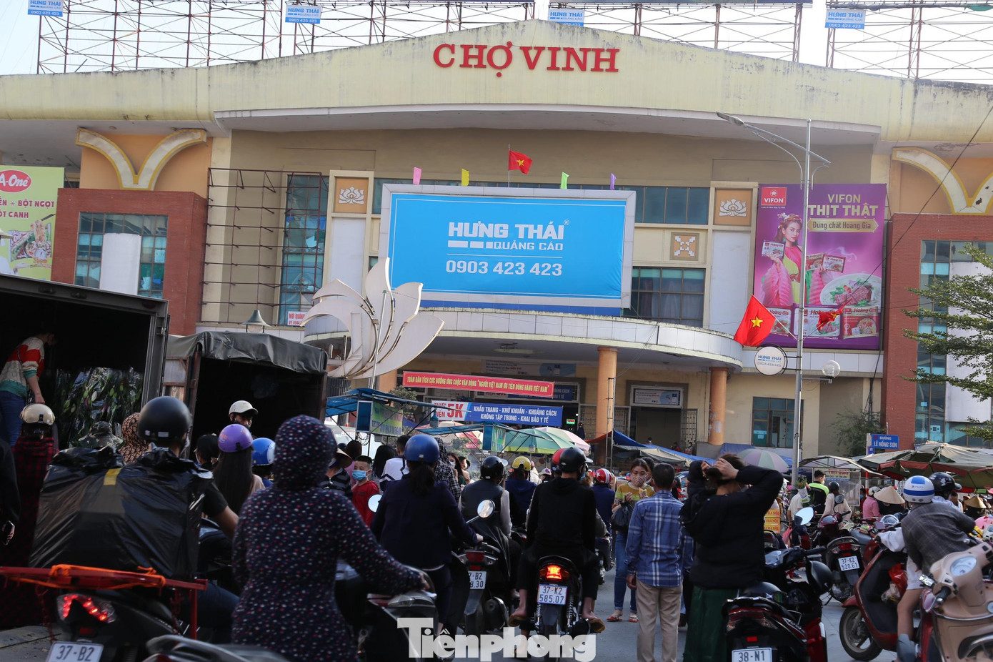 Sáng 29/1 (tức 27 Tết), các tuyến phố của TP Vinh trở nên tấp nập nhộn nhịp hơn hẳn, nhiều người đổ ra đường sắm Tết. Tại chợ Vinh, khu chợ lớn nhất Bắc Trung Bộ, các lối đi đều kín người.