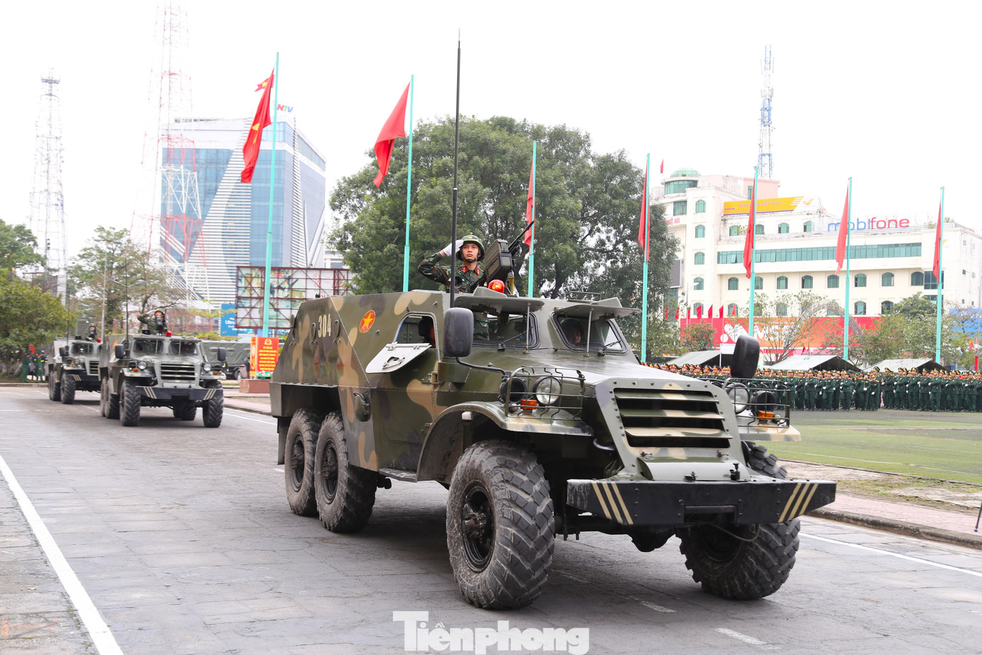 Đoàn xe thiết giáp bánh lốp của Đại đội Trinh sát cơ giới trực thuộc Phòng Tham mưu, Bộ Chỉ huy Quân sự tỉnh Nghệ An diễu hành qua lễ đài.