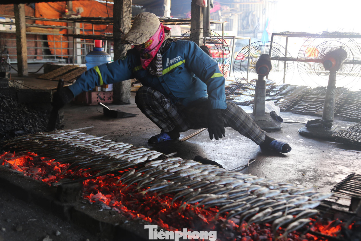 Trước khi nướng, cá phải được rửa sạch, dùng dao khứa nhẹ lên mình con cá, sau đó xếp cá ngay ngắn lên trành và phơi khô. Các loại cá nướng được ưa chuộng nhất là cá trích, cá nục, cá bạc má, cá thu, cá đục, cá đốm,.... Trước khi nướng, cá phải được rửa sạch, dùng dao khứa nhẹ lên mình con cá, sau đó xếp cá ngay ngắn lên trành và phơi khô. Các loại cá nướng được ưa chuộng nhất là cá trích, cá nục, cá bạc má, cá thu, cá đục, cá đốm,....