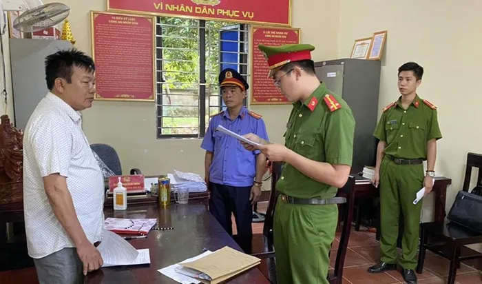 Đọc lệnh bắt tạm giam và khám xét nơi ở, làm việc của bị can Hoàng Quốc Thành, kế toán của UBND xã Đỉnh Sơn