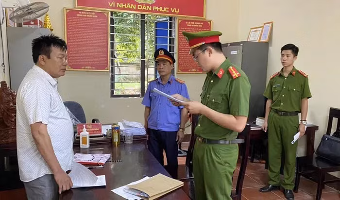 Đọc lệnh bắt tạm giam và khám xét nơi ở, làm việc của bị can Hoàng Quốc Thành, kế toán của UBND xã Đỉnh Sơn