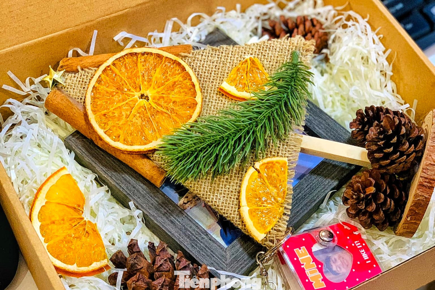 Thành quả là những món quà tặng được đóng hộp cẩn thận, đang chờ được đến tay những người “đặc biệt” trong dịp lễ Noel.