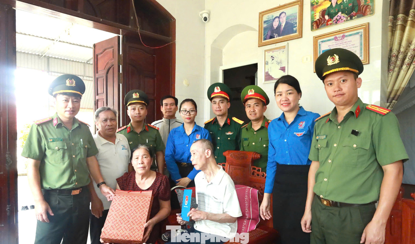 Chiến dịch “Hành quân xanh” là một trong những hoạt động trọng điểm của Chiến dịch Thanh niên tình nguyện Hè do Tỉnh Đoàn Nghệ An phát động với sự tham gia của tuổi trẻ các lực lượng vũ trang trên địa bàn tỉnh. Đây là dịp để mỗi đoàn viên, thanh niên trong lực lượng vũ trang thể hiện tinh thần trách nhiệm, phát huy vai trò xung kích, sẵn sàng hành động vì cộng đồng, vì Tổ quốc. Trong ảnh, đại diện các đơn vị thăm, tặng quà cho gia đình cựu chiến binh có hoàn cảnh khó khăn sau chương trình ra quân cấp tỉnh.