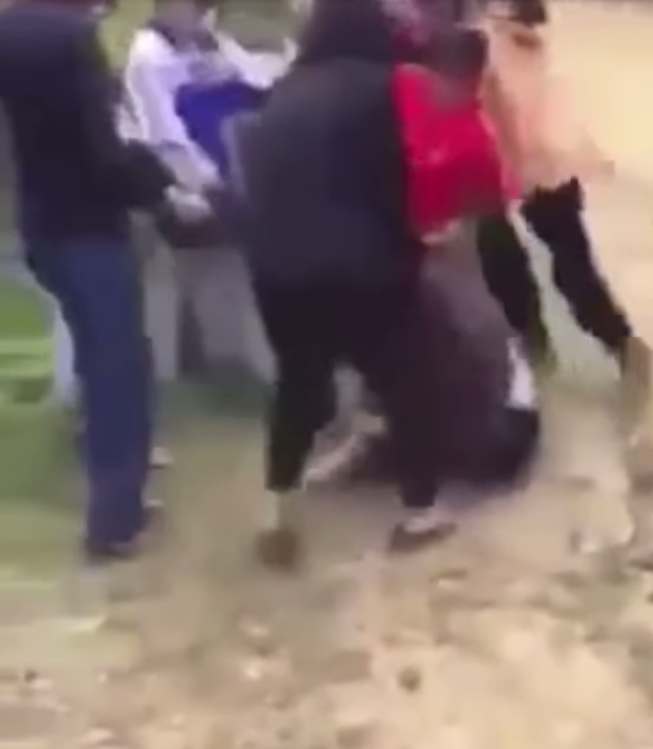 Nhóm nữ cấp 3 xông vào đánh một nữ sinh THCS (Ảnh: Cắt từ clip)