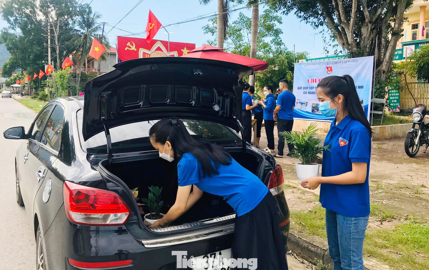 Chị Phan Thị Quỳnh Châu, Bí thư Huyện Đoàn Quỳ Châu chia sẻ: “Rửa xe gây quỹ là hoạt động có ý nghĩa thiết thực để giúp đỡ các em nhỏ hoàn cảnh khó khăn trước thềm năm học mới. Dịp này, Huyện Đoàn triển khai ở tất cả 12 xã, thị trấn trên địa bàn, với tổng số tiền quyên góp được là hơn 35 triệu đồng. Hoạt động nhằm phát huy tinh thần xung kích, tình nguyện, tương thân tương ái, biết sẻ chia trong cộng đồng”.