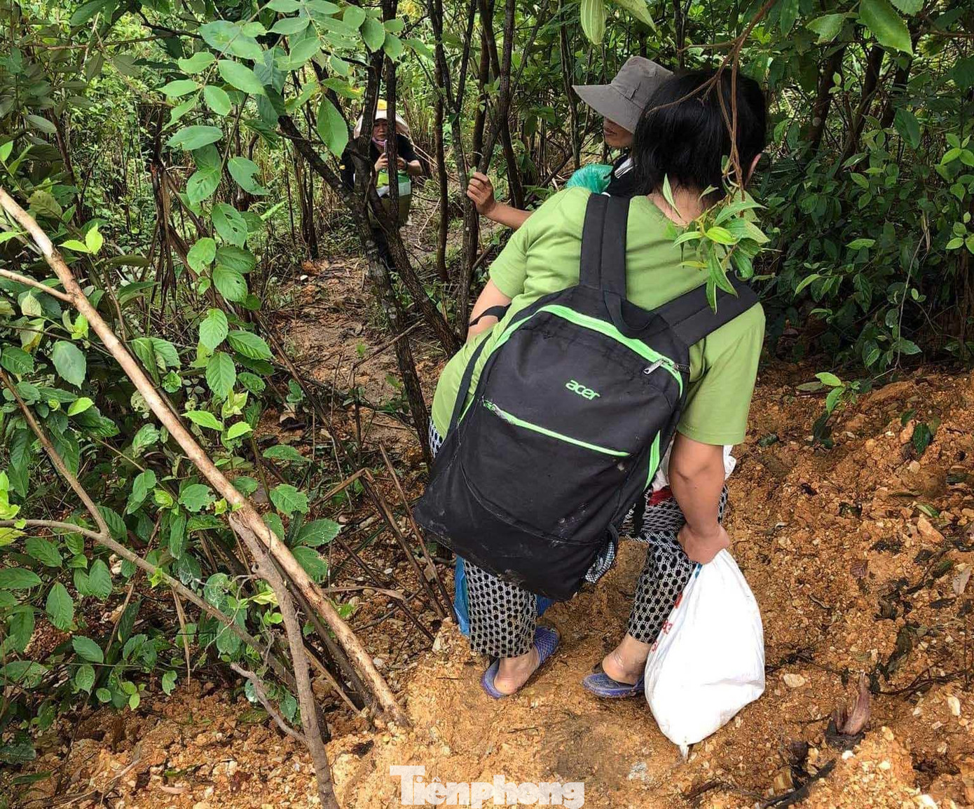 Đường chính bị sạt lở, các cô giáo men theo đường rừng di chuyển đến trường