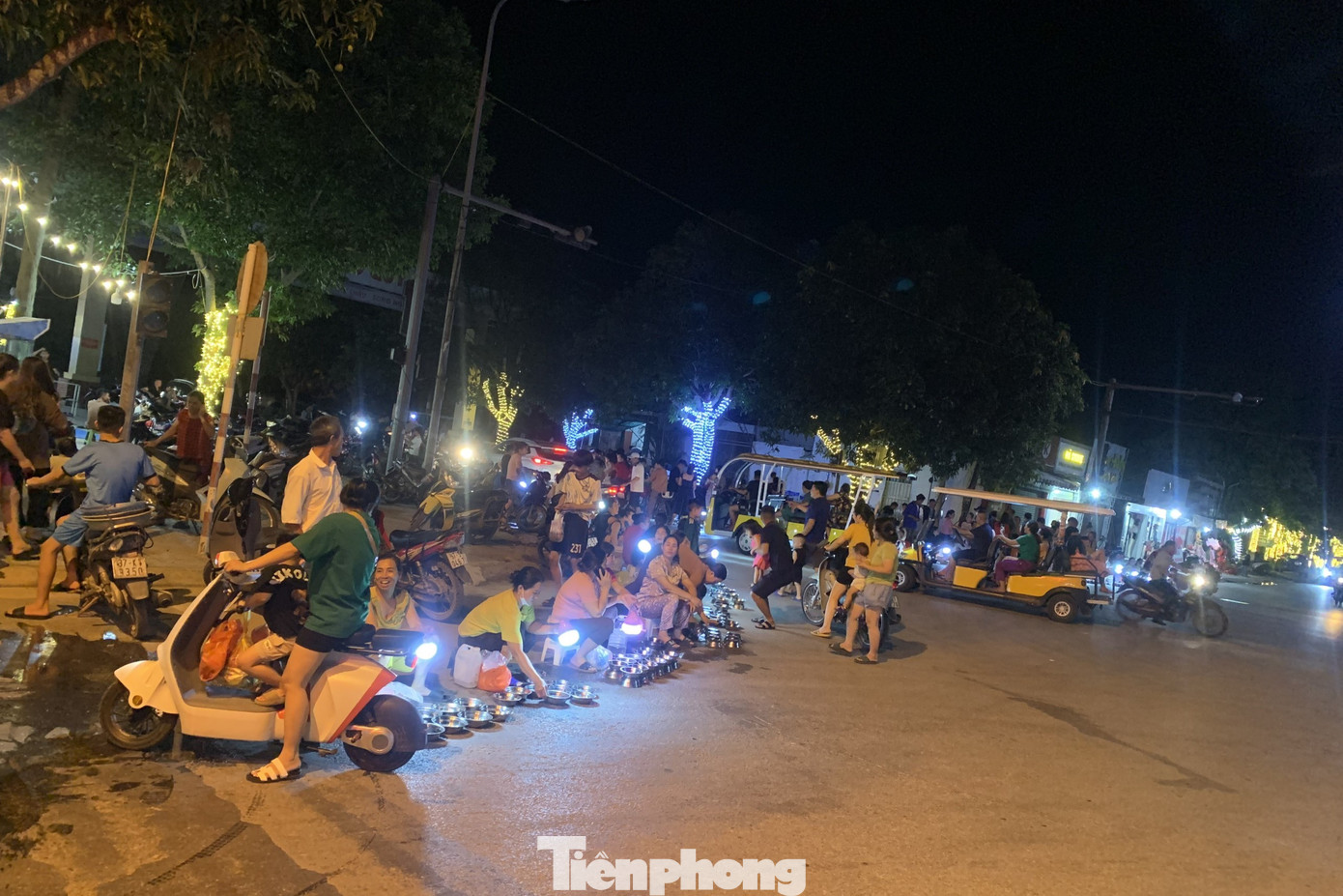 Ông Doãn Tiến Dũng, Chủ tịch TX Cửa Lò cho biết, trước đây do chưa được quy hoạch nên việc mua bán vẫn lộn xộn, chưa đảm bảo vệ sinh môi trường, trật tự đô thị. Do vậy, địa phương đã có quy hoạch, bố trí điểm bán hải sản tươi sống (mực nháy) tại phường Thu Thủy. Vị trí điểm bán nằm ở phía Nam đường ra đảo Lan Châu (phía Bắc sân vận động phường Thu Thủy). Thời gian hoạt động từ 19h đến 23h hàng ngày.