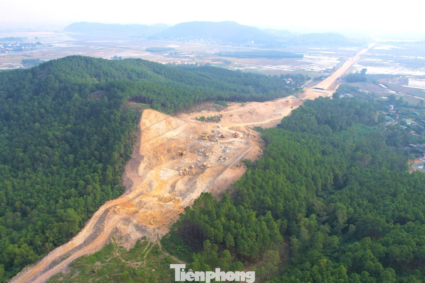 Dự án đường bộ cao tốc Bắc - Nam đoạn qua địa bàn tỉnh Nghệ An có chiều dài khoảng 87,84 km thuộc 2 Tiểu dự án đoạn Nghi Sơn - Diễn Châu và Tiểu dự án đoạn Diễn Châu - Bãi Vọt, đi qua thị xã Hoàng Mai và các huyện: Quỳnh Lưu, Yên Thành, Diễn Châu, Nghi Lộc và Hưng Nguyên. Dự án đường bộ cao tốc Bắc - Nam đoạn qua địa bàn tỉnh Nghệ An có chiều dài khoảng 87,84 km thuộc 2 Tiểu dự án đoạn Nghi Sơn - Diễn Châu và Tiểu dự án đoạn Diễn Châu - Bãi Vọt, đi qua thị xã Hoàng Mai và các huyện: Quỳnh Lưu, Yên Thành, Diễn Châu, Nghi Lộc và Hưng Nguyên.