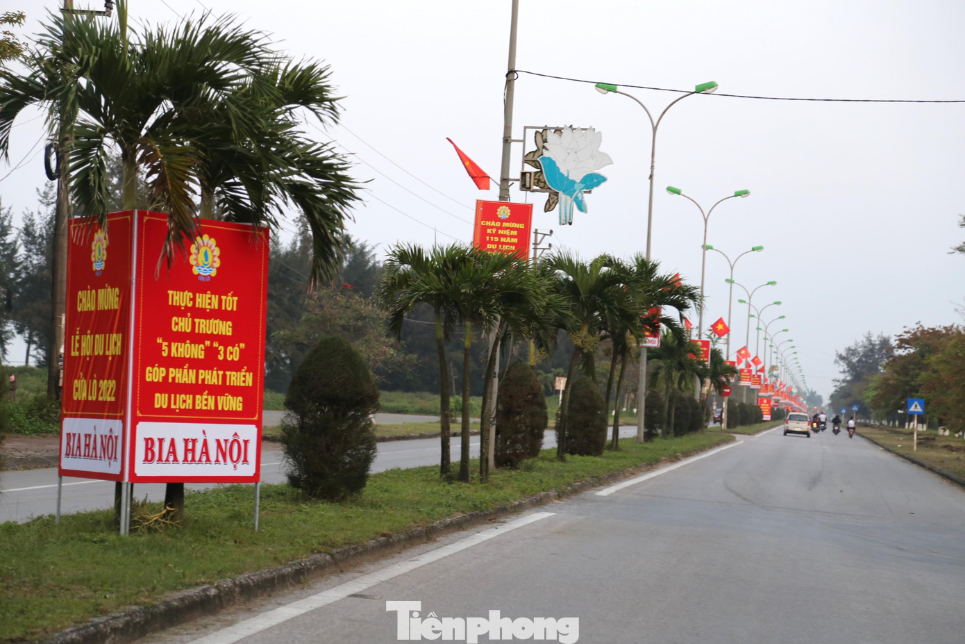 Các tuyến đường rực rỡ cờ hoa, pano, áp phích,...