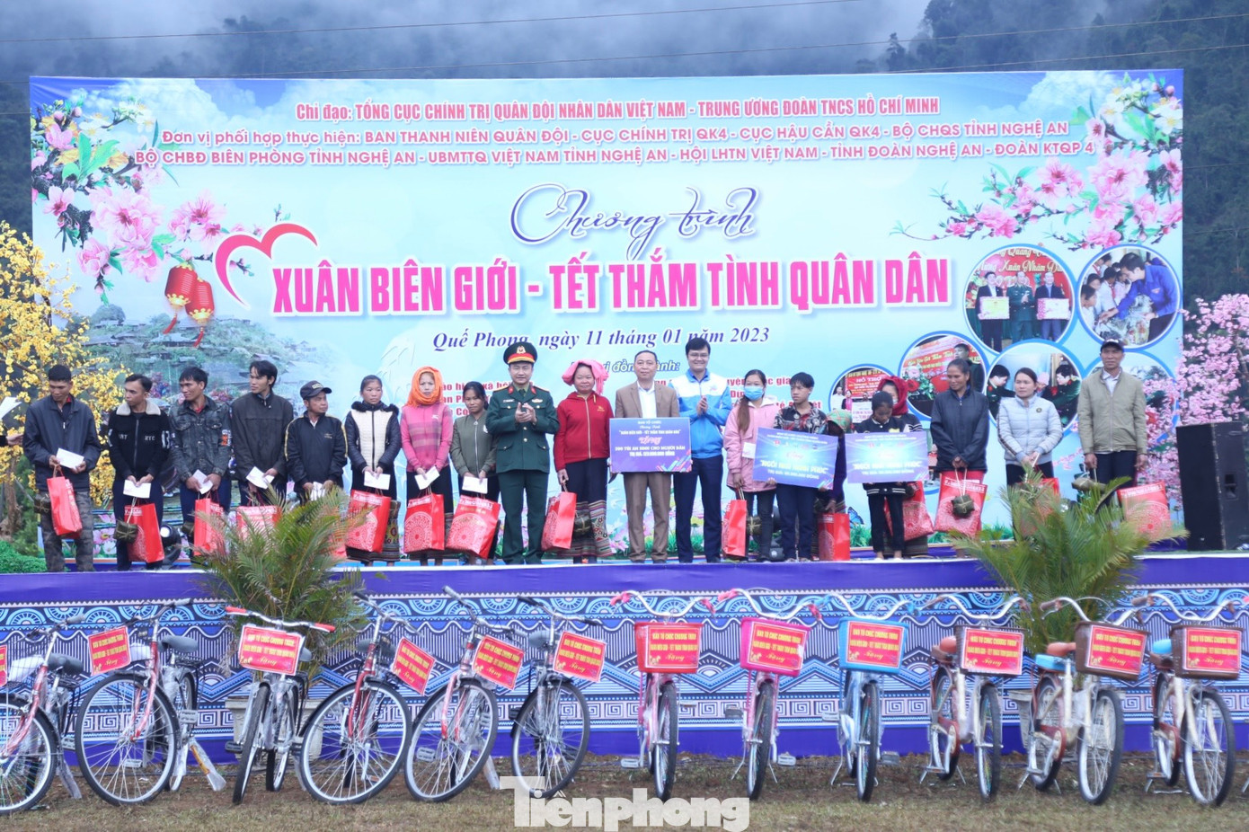 Anh Bùi Quang Huy, Ủy viên dự khuyết T.Ư Đảng, Bí thư thứ nhất T.Ư Đoàn và Đại tá Đoàn Xuân Bường, Phó Chính ủy QK4 trao biểu trưng tặng 300 suất quà, 2 ngôi nhà hạnh phúc và quà cho các tập thể, cá nhân. Anh Bùi Quang Huy, Ủy viên dự khuyết T.Ư Đảng, Bí thư thứ nhất T.Ư Đoàn và Đại tá Đoàn Xuân Bường, Phó Chính ủy QK4 trao biểu trưng tặng 300 suất quà, 2 ngôi nhà hạnh phúc và quà cho các tập thể, cá nhân.