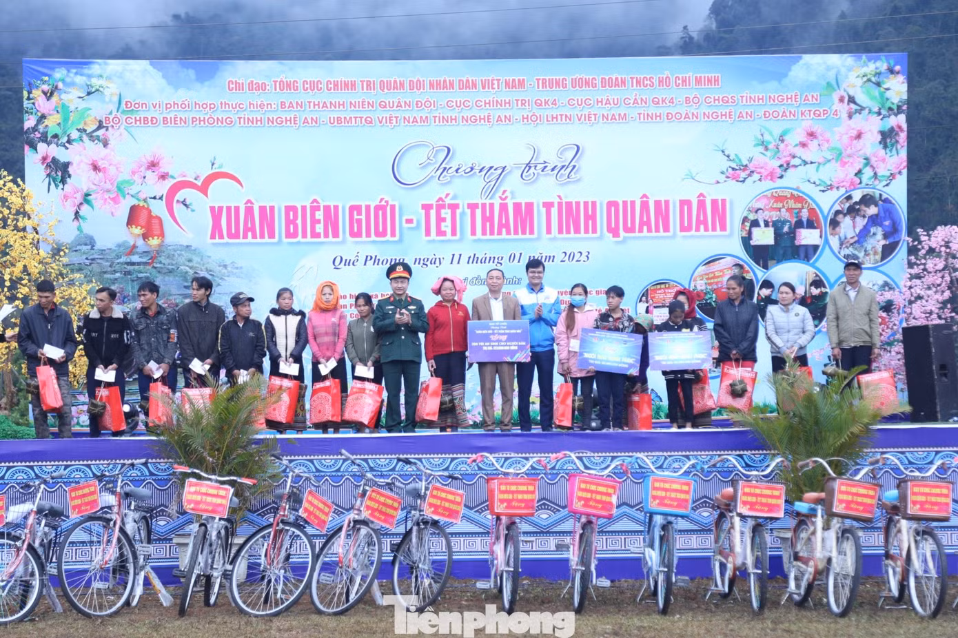 Anh Bùi Quang Huy, Ủy viên dự khuyết T.Ư Đảng, Bí thư thứ nhất T.Ư Đoàn và Đại tá Đoàn Xuân Bường, Phó Chính ủy QK4 trao biểu trưng tặng 300 suất quà, 2 ngôi nhà hạnh phúc và quà cho các tập thể, cá nhân.