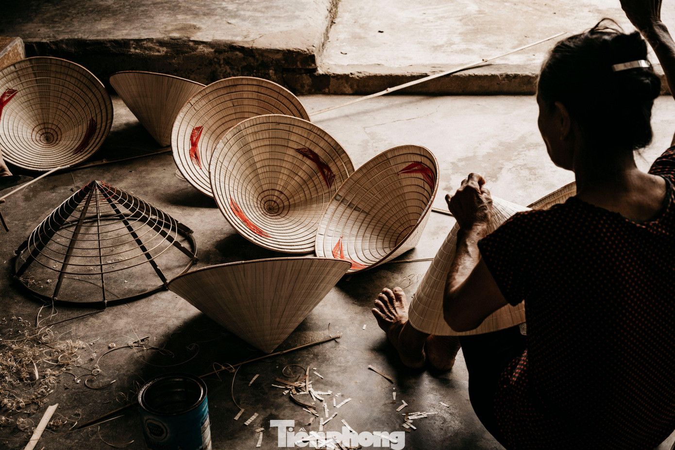 “Lá nón rất mỏng, dễ rách nên giữa hai lớp lá phải độn bẹ măng tre khô tạo cho chiếc nón vừa cứng, vừa bền, sau đó mới thực hiện công đoạn khâu nón. Các vết khâu phải đều, các mối nối sợi phải được giấu kín sao cho nhìn vào chiếc nón chỉ thấy những mắt sợi mịn màng đều tăm tắp”, bà Lưu chia sẻ.